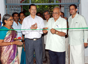 Dr.T.S. Sridhar, I.A.S., Principal Secretary / Commissioner of Museums & Thiru. S. Muthiah, Editor, Madras Musings declare opening the Special Exhibition