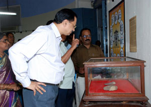 Dignitaries viewing the first Madrasian Paleoliths