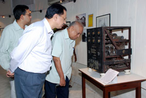 Dignitaries viewing the First Radio Transmitter used in India by the Madras Presidency Radio Club in 1924 & The Corporation of Madras from 1st April 1930 to 15th June 1938